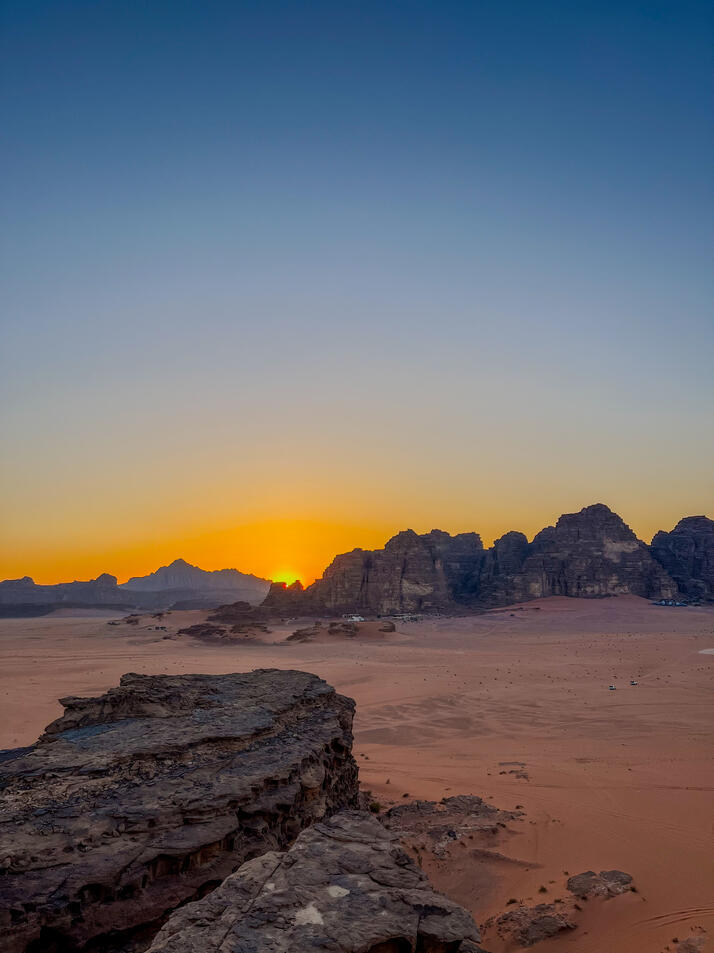 cesta skrze skalní útesy v poušti Wadi Rum na nejvyšší horu Jordánska